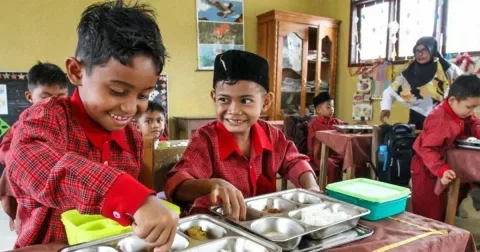 Skandal Korupsi dan Keracunan Paksa Pemerintah Pangkas Program Makan Gratis Prabowo