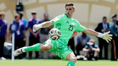 Juventus Sepakati Kontrak Pribadi dengan Emiliano Martinez: Aston Villa Siap Lepas Kiper Andalan?