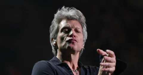Jon Bon Jovi Hentikan Konser di New York karena Cedera, Janji Jadwal Ulang
