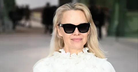 Pamela Anderson Peringatkan 'Kekosongan' di Balik Kekayaan, Film Alma Angkat Isu Kelam