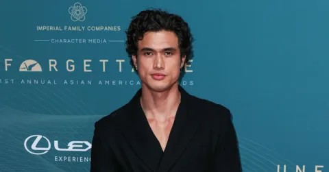 Charles Melton Dipuji Sutradara Drive: Wajah Penyair, Jiwa Hewan Buas