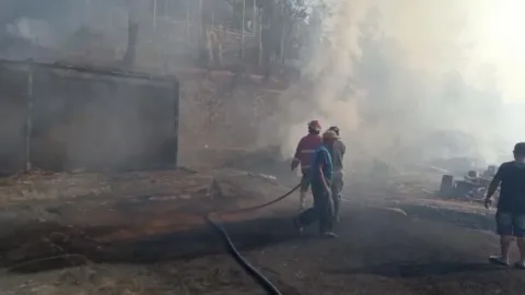 Kampung Adat Ciptamulya Ludes Terbakar, Api Tak Kunjung Padam