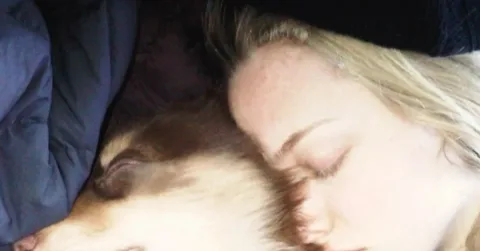 Kehilangan Sahabat Setia: Amanda Seyfried Berduka atas Kematian Anjing yang Menemaninya 16 Tahun
