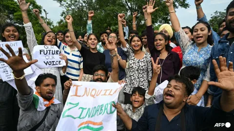 Menteri Pendidikan India Mundur, Ribuan Demonstran Muda Rayakan Kemenangan