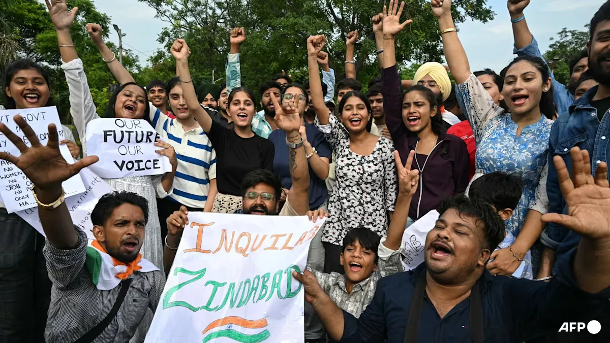 Menteri Pendidikan India Mundur, Ribuan Demonstran Muda Rayakan Kemenangan