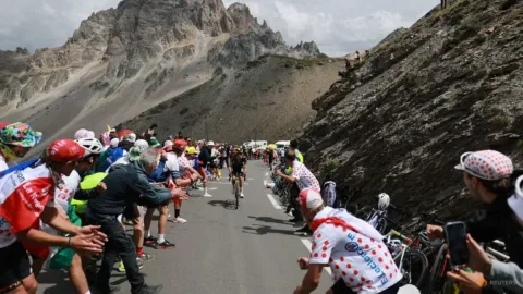 Kebakaran Hutan di Gironde Paksa Tour de France Persingkat Etap Final