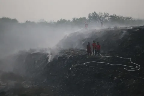 Di Balik Kebakaran TPA: Solusi Pemerintah Dituding Perpetuasi Krisis Sampah