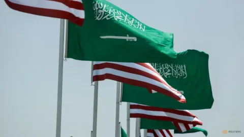 Perang Iran Meluas ke Laut Merah dan Kaspia, Teluk Justru Mereda