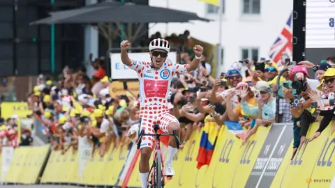 Kemenangan Dramatis Carapaz di Alpe d'Huez, Kuss Dua Kali Jatuh