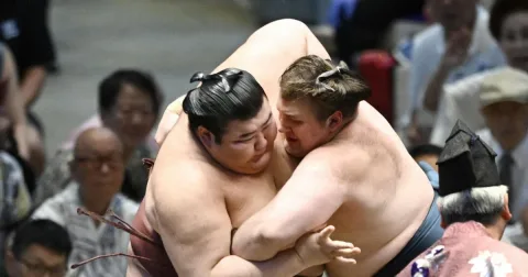 Aonishiki Kembali ke Ozeki Usai Menangi Playoff Sengit di Nagoya