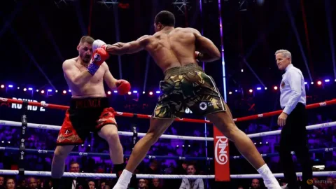 Anthony Joshua Bangkit dari Knockdown, Duel dengan Tyson Fury Kian Menggema