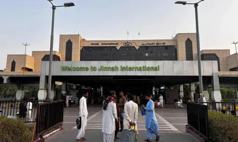 Bawa Valas Rp1,7 Miliar tanpa Deklarasi, Warga Kanada Divonis 8 Tahun Penjara di Pakistan