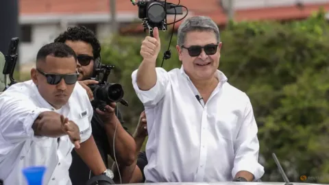 Juan Orlando Hernandez Kembali ke Honduras, Kontroversi Pengampunan Trump Belum Usai