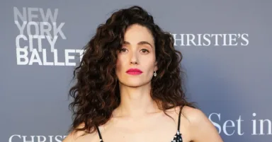 Emmy Rossum Batasi Screen Time Demi Anak: ‘Algoritma Mengacaukan Pikiran Saya’