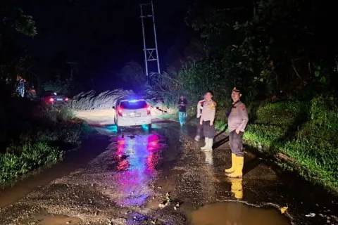 Jalan Simpang Empat-Talu Kembali Terhubung Usai Longsor, Tim Gabungan Kerja Cepat