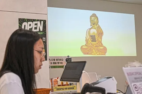 Buddhism Goes Hip: Menjemput Gen Z Korea Selatan dengan Festival dan Robot Biksu