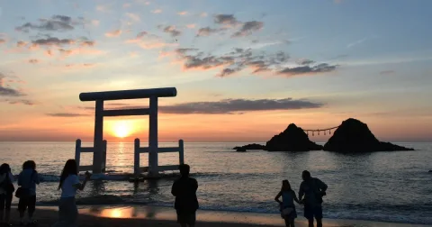 Pesona Sunset Futamigaura: 'Wedded Rocks' Jepang yang Memikat Wisatawan