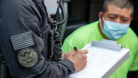 Bayang-Bayang Deportasi: Ketika Mimpi Amerika Berubah Jadi Ketakutan bagi WNI