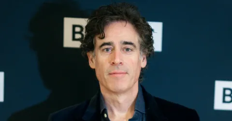 Anak Stephen Mangan Kira Sang Aktor Benar-Benar Hamil: Ketika Peran Panggung Membingungkan Realita