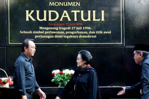 Megawati Resmikan Monumen Kudatuli, Tabur Bunga untuk Korban 27 Juli 1996