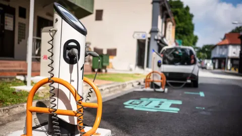 Konsolidasi Industri Charging EV Singapura: 36 Operator Bersaing, Dua Pemain Besar Hengkang