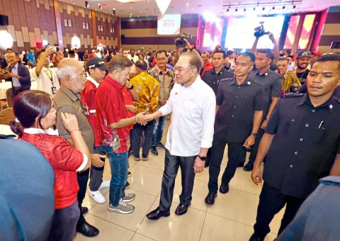 Intervensi Politik Berlebihan: Anwar Ungkap Felda Nyaris Bangkrut dengan Utang RM10 Miliar
