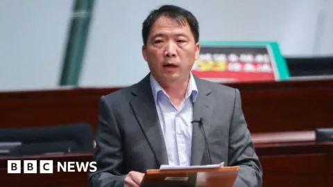 Mantan Pemimpin Oposisi Hong Kong Akhirnya Diizinkan Tinggal di Inggris Enam Bulan