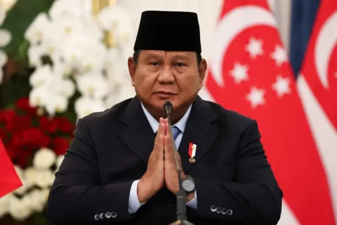 Anjlok ke 51%: Approval Rating Prabowo Terus Merosot, Ekonomi dan Politik Jadi Pemicu