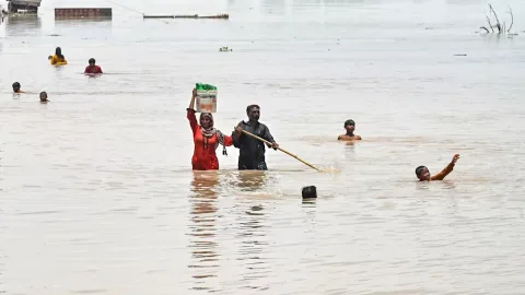 Banjir Bandang Muson Pakistan: 109 Tewas, Ribuan Warga Terjebak tanpa Pasokan