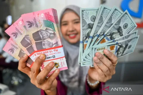 Rupiah Terperosok ke Rp18.083, The Fed dan Transisi BI Jadi Beban Ganda