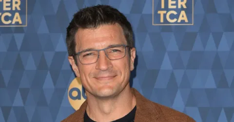 Salah Identitas, Nathan Fillion Selamat dari Tilang Berkat Gagal Paham Polisi dengan Jason Bateman