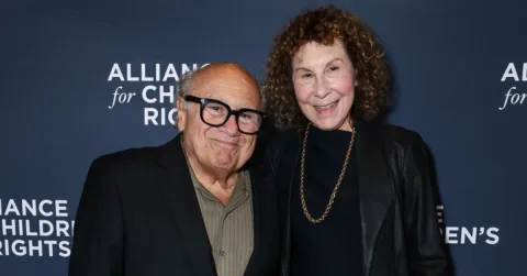 Danny DeVito dan Rhea Perlman: Perpisahan yang Tak Merusak Ikatan Keluarga