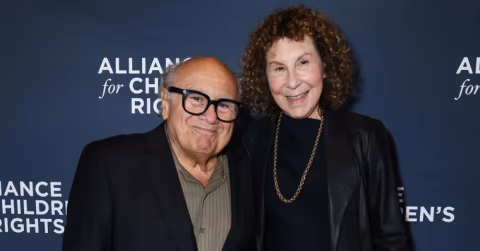 Danny DeVito dan Rhea Perlman: Perpisahan yang Tak Merusak Ikatan Keluarga