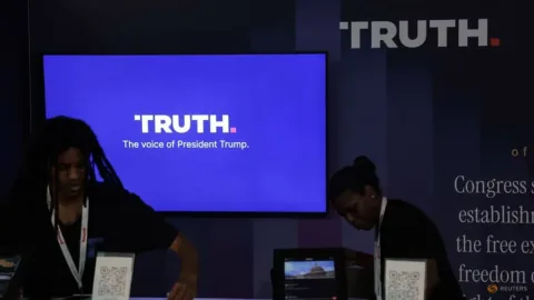 Warren dan Schiff Desak SEC Usut Rencana Trump Media Jual Akses Cepat ke Cuitan Trump