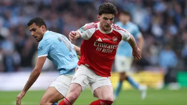 Manchester United Incar Douglas Luiz: Jawaban Murah untuk Masalah Lini Tengah?