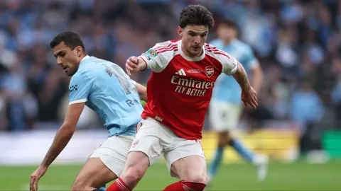 Manchester United Incar Douglas Luiz: Jawaban Murah untuk Masalah Lini Tengah?