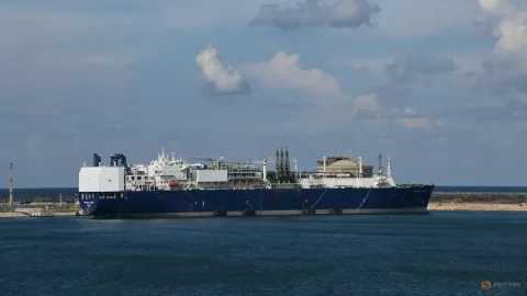 Serangan Drone Pertama di Mesir: Kapal LNG AS Terbakar di Pelabuhan Damietta