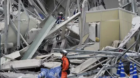 Gempa Kyushu Tewaskan 34 Orang, Tim Penyelamat Berjibaku di Reruntuhan Mal Aeon