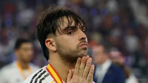Cedera Otot Paha, Bek Muda Real Madrid Raul Asencio Terancam Absen Berminggu-minggu