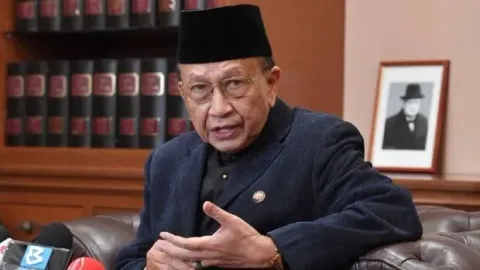 Pencabutan Gelar Rais Yatim: Menjaga Martabat Kerajaan atau Isyarat Politik?
