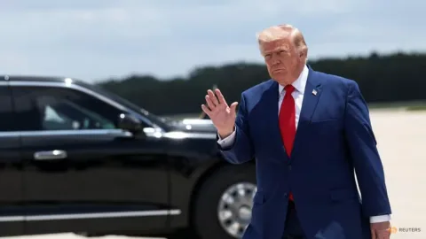 Trump Klaim Kesepakatan Pelucutan Senjata Hamas di Gaza: Langkah Bersejarah atau Sekadar Retorika?