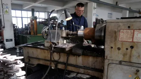 Aktivitas Pabrik China Terkontraksi di Juli, Sinyal Perlambatan Ekonomi Makin Nyata