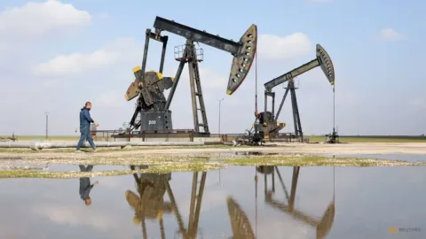 Harga Minyak Turun Tipis, tapi Risiko Geopolitik Timur Tengah Masih Menghantui Pasar