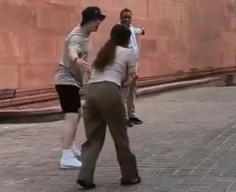 Wisatawan Korea Digigit Monyet di Taj Mahal, Ambulans Baru Tiba Setelah Satu Jam