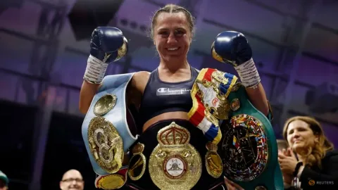 Ellie Scotney Tinggalkan Takhta Juara, Siap Bangkit dari Nol di Kelas Bulu