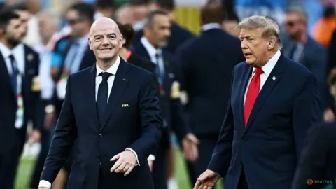 Trump Bantah Bahas Penjualan Saham FIFA: Isyarat Konflik Kepentingan?
