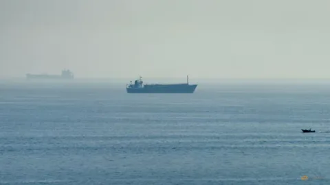 Harga Minyak Menguat di Tengah Ketegangan Selat Hormuz: Eskalasi Baru Mengancam Pasokan Global