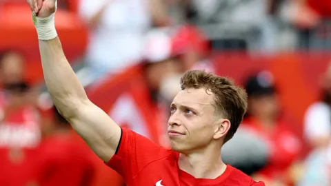 Everton Incar Alistair Johnston: Solusi Bek Kanan atau Risiko Cedera?