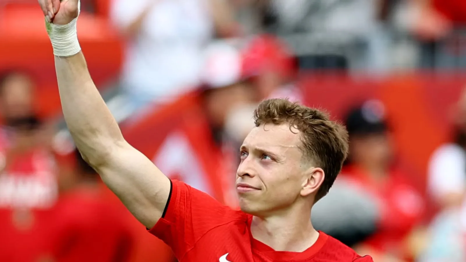 Everton Incar Alistair Johnston: Solusi Bek Kanan atau Risiko Cedera?