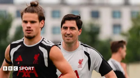 Iraola Mulai Tanam Tanda Tangan di Liverpool: Intensitas Latihan, Isu Ruang Ganti, dan Ujian Terakhir di Chicago